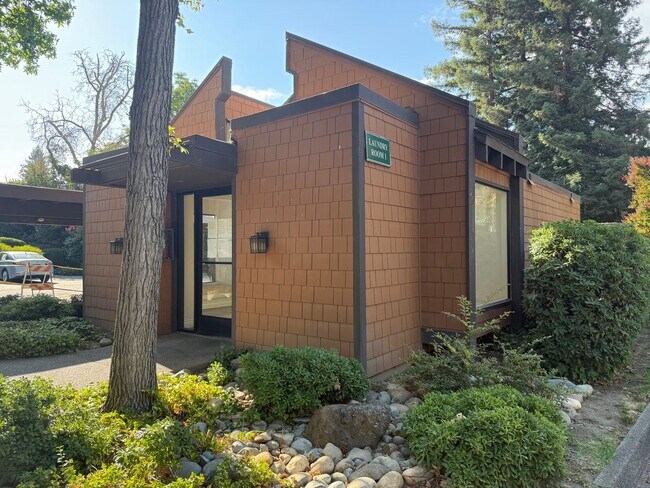 Building Photo - 1 bed 1 bath available in the Arden area of Sacramento!