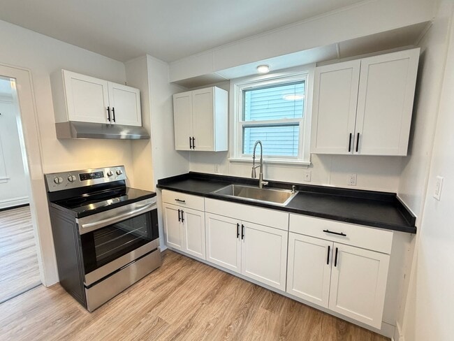 Building Photo - Remodeled 2 Bedroom - AVAILABLE 08/07/2026