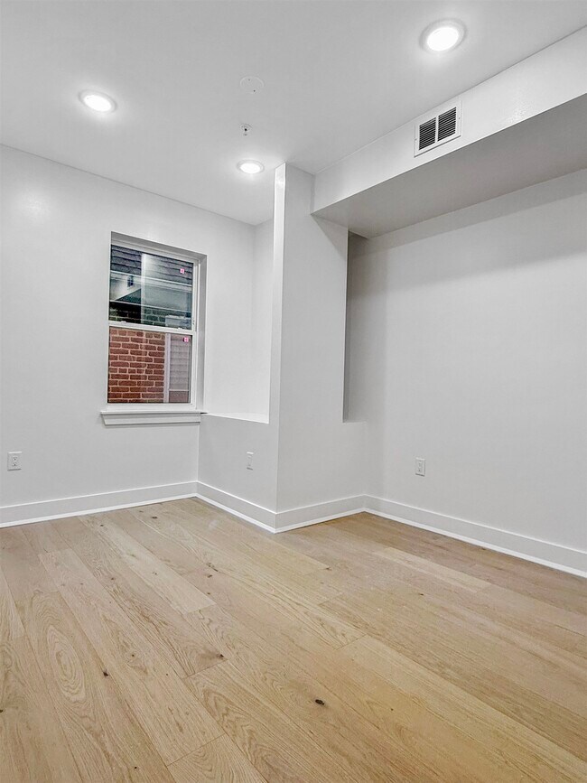 Building Photo - 185 Mallory Ave