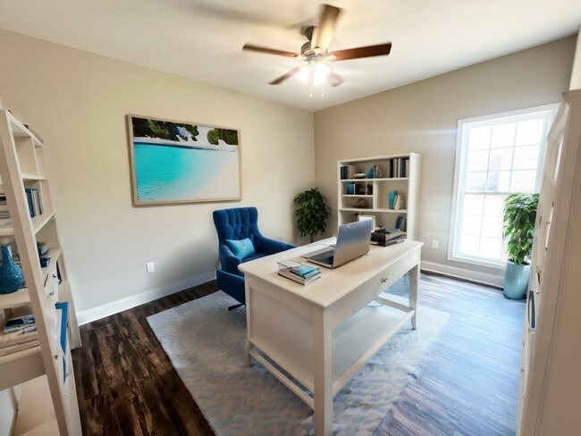 Building Photo - 214 Silverthorn Dr
