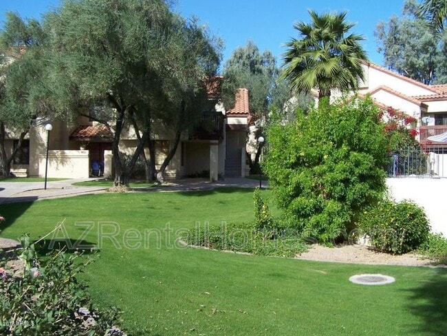 Building Photo - 700 E Mesquite Cir