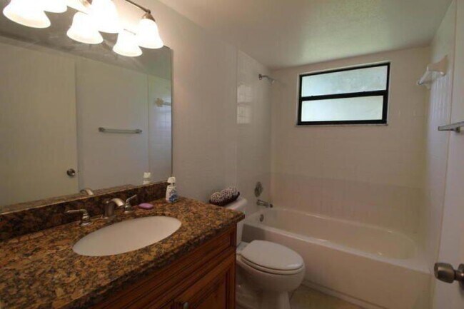 Building Photo - 1524 Lake Crystal Dr