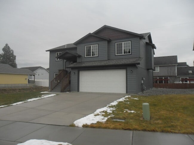 Building Photo - Newer Split Entry 4 Bedroom 3 Bath Home