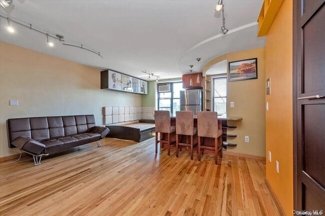 Primary Photo - 83-40 Austin St