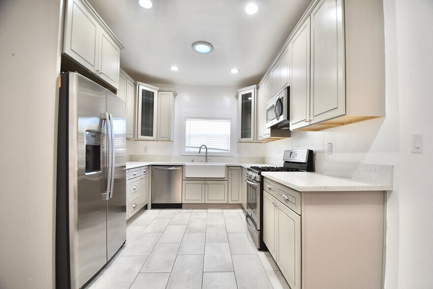 Building Photo - 2214 Elsinore St