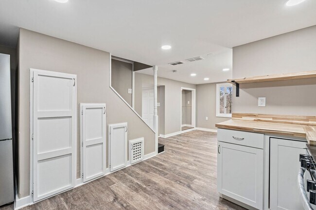 Building Photo - Recently Renovated 4 Bedroom Home in Swissvale - Available in March