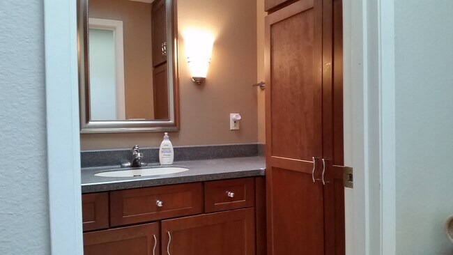 Building Photo - Cozy 4 beds with huge bonus room in Bellevue with private access to Phantom Lake