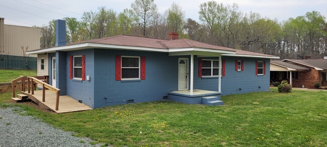 Primary Photo - 1101 Alston Bridge Rd