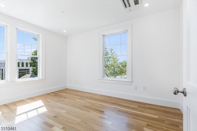 Building Photo - 63 Park St