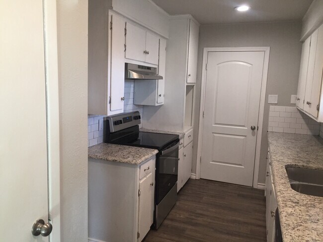 Building Photo - 407 N Carl St