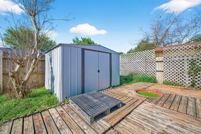 Building Photo - 19531 Woodglen Dr