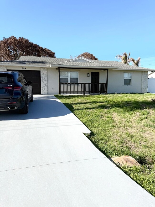 Building Photo - 699 NW Riverside Dr