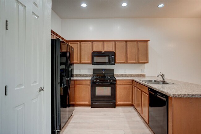 Building Photo - 3 Bedroom, 2 Bathroom Townhome in Granvill...