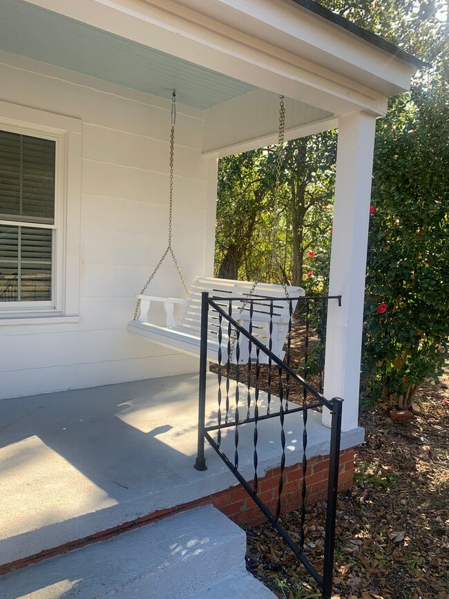 Building Photo - Beautiful Remodeled Cottage