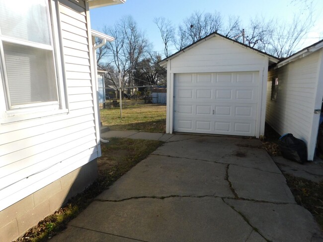 Building Photo - Cute 2 Bed 1 Bath Home w/ Garage