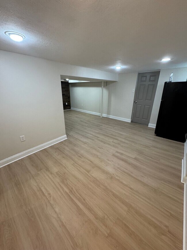 Building Photo - Coraopolis - 3 Bedroom, 1 Bath - Charming ...