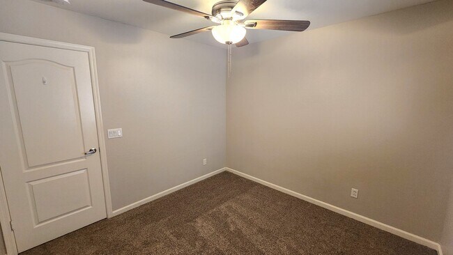 Building Photo - 4 Bedroom Home in the Silverhawke Communit...