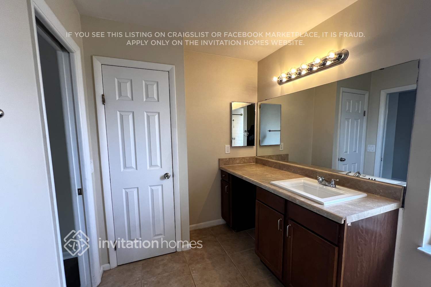 Building Photo - 832 SE Thornhill Dr