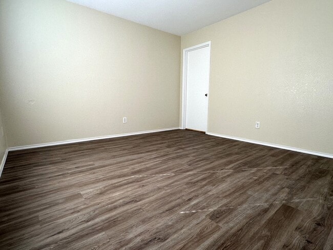 Building Photo - Beautiful 3 Bedroom 2 Bath Home