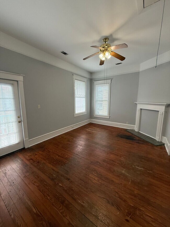 Building Photo - Charming 2-Bedroom Downtown Savannah Home