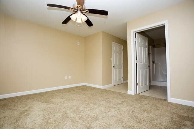 Building Photo - ** 1 MONTH FREE IF YOU MOVE IN BY FEBRUARY 28TH** Beautiful 2 Bedroom Apartment in Fort Walton Be...