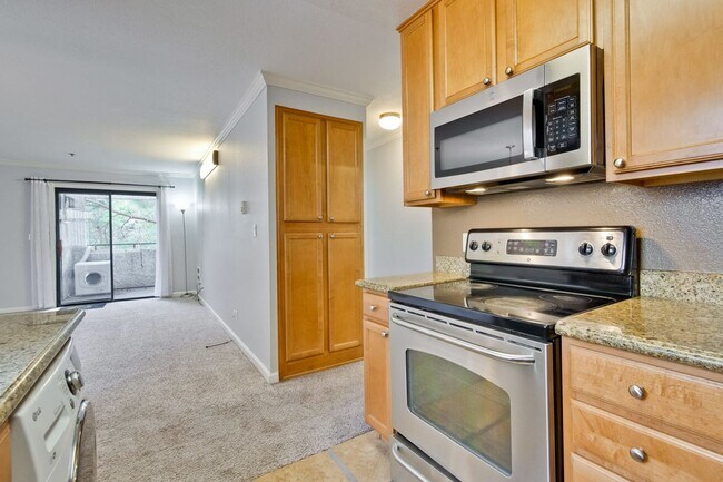 Building Photo - 1 Bed 1 Bath With Lots of Amenities!