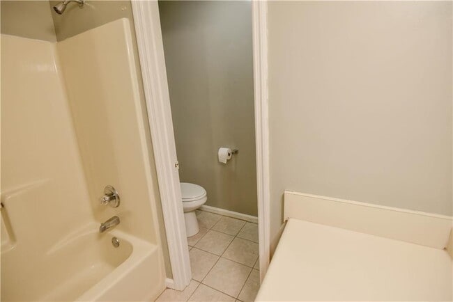 Building Photo - Duplex Available in August!