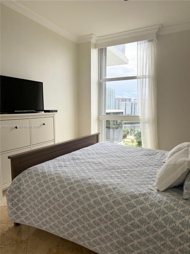 Building Photo - 3675 N Country Club Dr