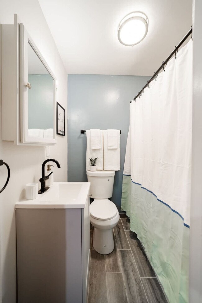 Building Photo - 1638 N Western Ave