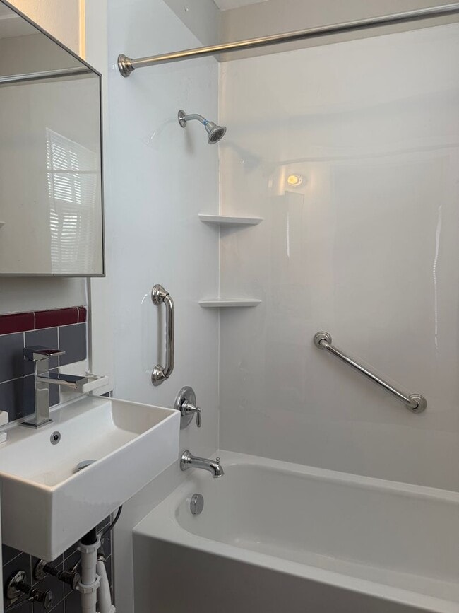 Building Photo - Adorable 1 Bedroom in Dunleath Historic District