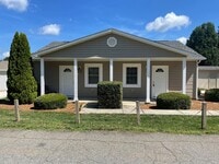 Building Photo - 1 Bedroom 1 Bath Duplex Cute and charming area in the heart of Huntersville... perfect for single...