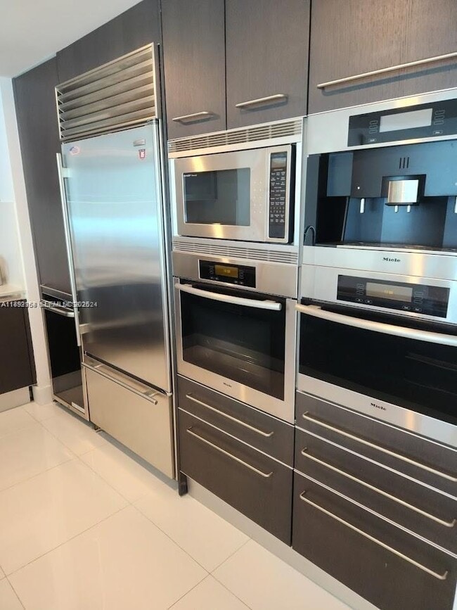 Building Photo - 17001 Collins Ave