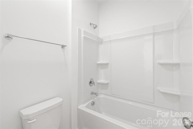 Building Photo - 204 Silver Fleet Dr