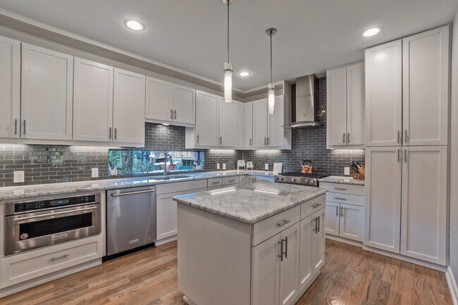 Building Photo - Stylish 2BR/2.5BA Townhome in Prime East Dallas – Attached Garage, Unbeatable Location