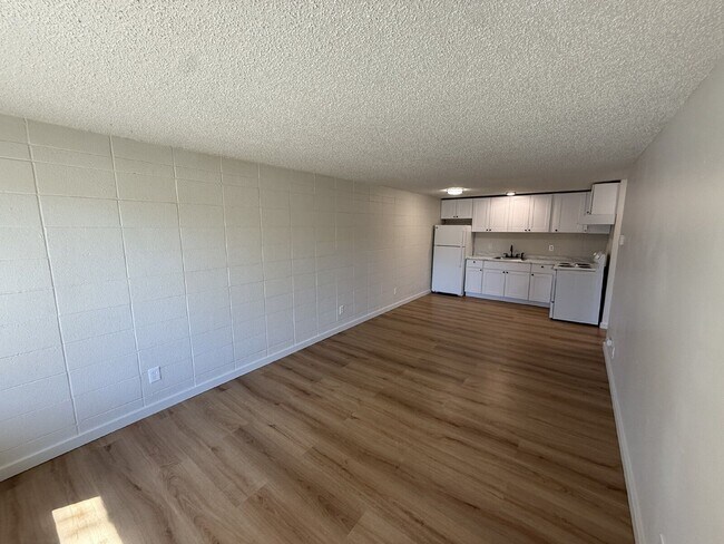 Building Photo - 1005 W 7th Ave