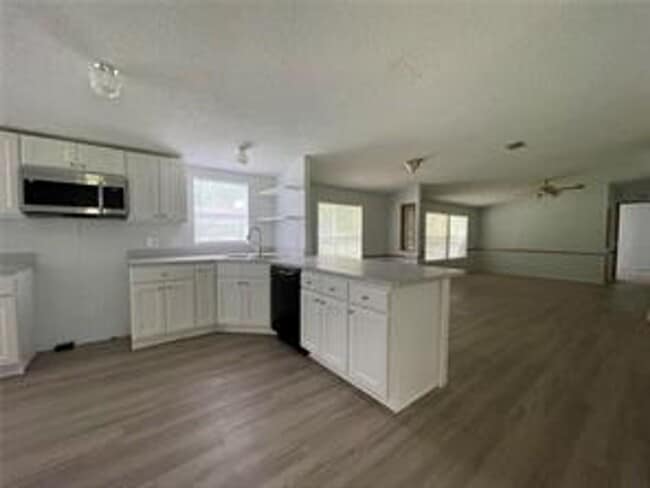 Building Photo - Country Living Charmer!!