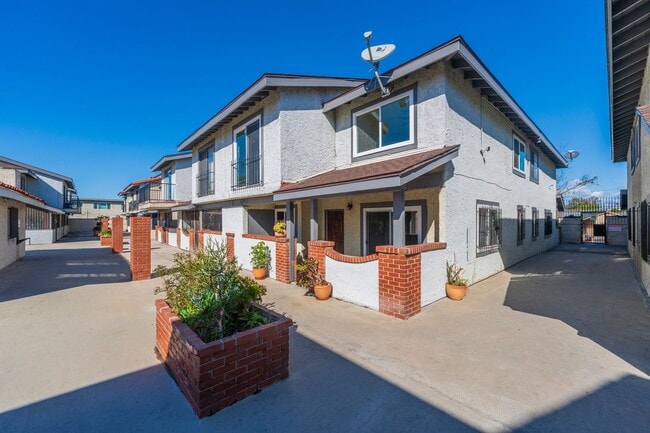 Building Photo - 1239 W Rosecrans Ave