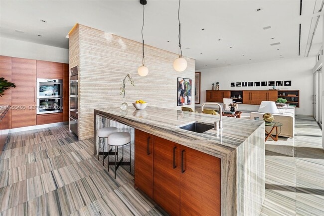 Building Photo - 610 W Dilido Dr