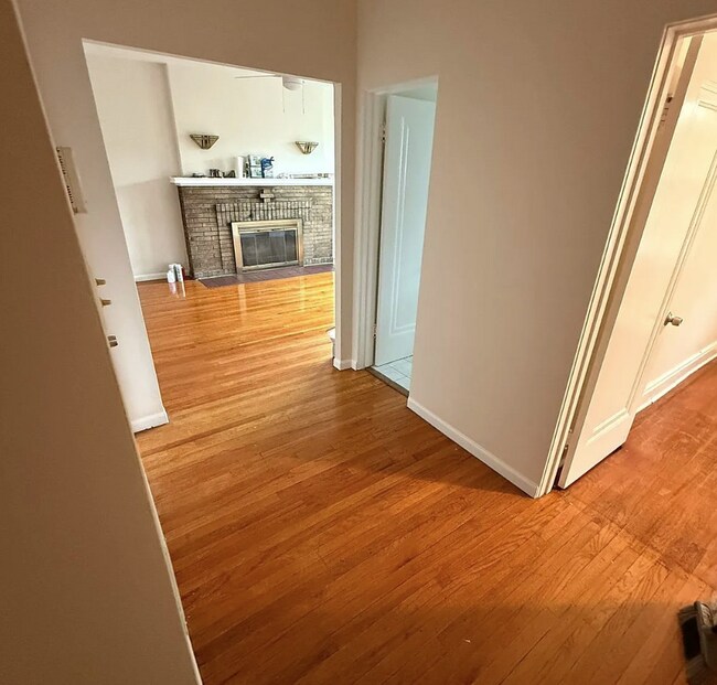 Building Photo - Spacious 3BR Apartment in Oak Park – 1,300...