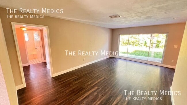 Building Photo - 929 Dupont Ave