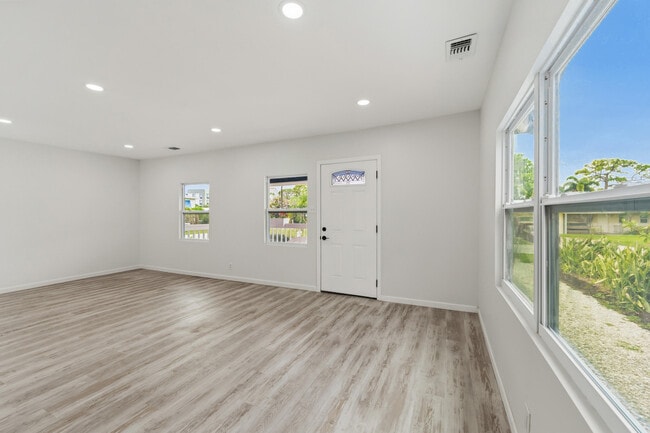 Building Photo - 1566 NW 9th Ave