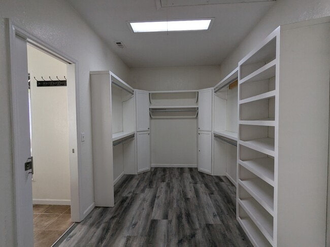 Building Photo - 1515 Hall Way