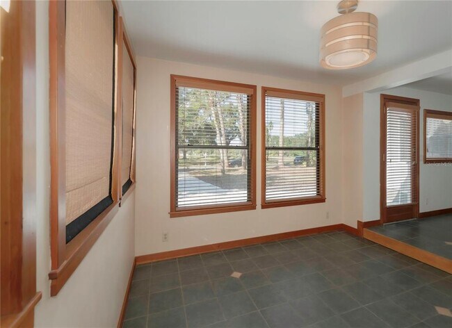 Building Photo - 1420 Alhambra Way S