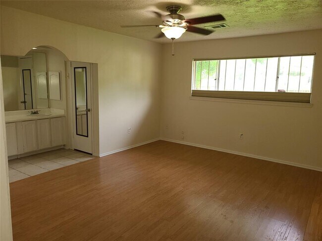 Building Photo - 10614 Sharpview Dr