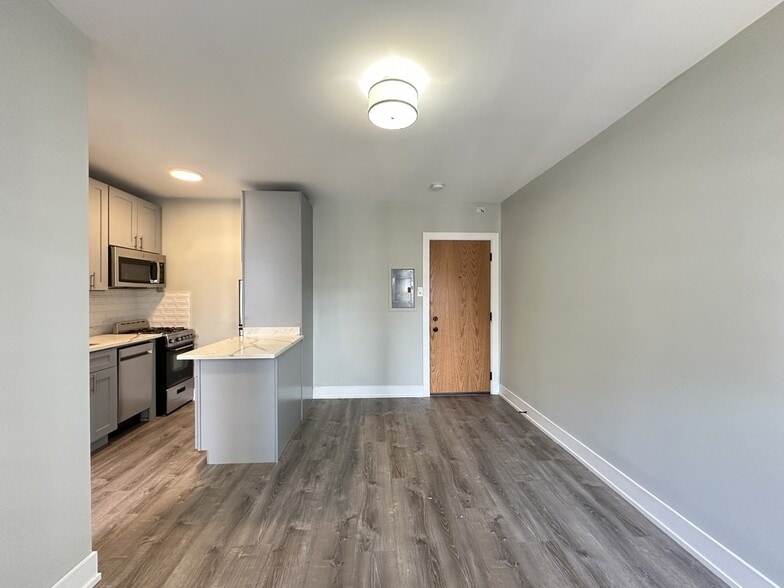 Building Photo - 545 W Belmont Ave