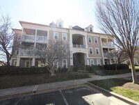 Building Photo - Beautifully maintained ground level condo in Germantown ready by mid April!
