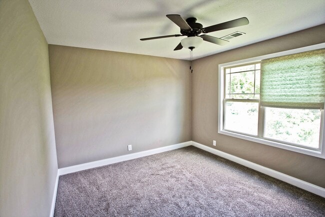 Building Photo - Fantastic 3 Bedroom Near Downtown!