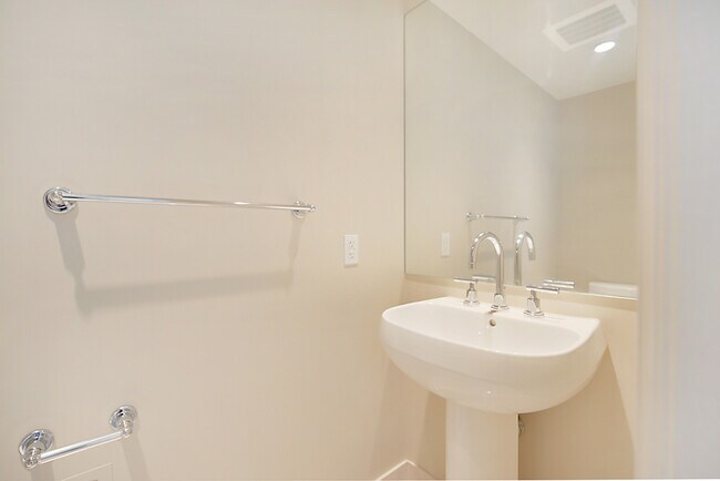 Building Photo - Turnberry Towers 2105W-Stunning City Views...