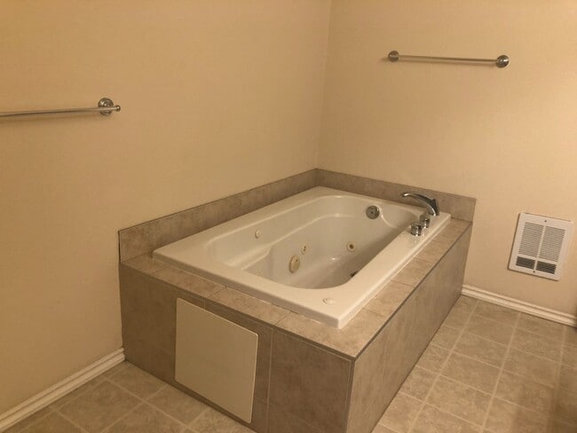 Building Photo - 2 Bedroom, 2 Bathroom Condo with Convenien...