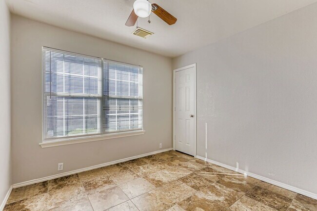 Building Photo - 924 Melted Candle Cove